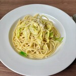 BARBA - 料理写真:「しらすと春キャベツのペペロンチーノスパゲティー（前菜サラダ付き）」＠1500