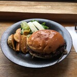 oumesumasshubagasugiya - Fried Onion Smash Burger + Salad (JPY 300)