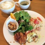 Avis - 2種類あるランチから店名を冠した「Avis Lunch(800円)」を。ワンプレートに肉も魚も果物も盛られ野菜たっぷり！