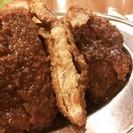 アラスカ - ポークカツの断面(肉厚2センチ弱といったところ)