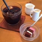 Avis - 食後はプラス100円でアイスコーヒーとプチデザートを。ミニだしケーキは業務用だけど、これで100円とは頭が下がります！