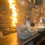 だれやめや - 炭火焼きの様子