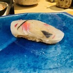 鮨shizuku 西天満 - 透ける絵柄を錦鯉に見立てたヒラメ(絶品)