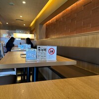 ひつまぶし名古屋備長 ラシック店 - 景色が良い窓側の席や、お店の奥にはボックス席もある
