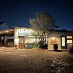 シーエムツー カフェ - 夜の外観