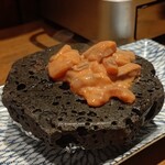 鮨とおでん＆ - 塩辛の溶岩焼き