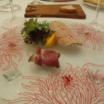 クッチーナ イタリアーナ ガッルーラ - 桜の木で軽く燻した「フレッシュフォワグラ」と「マンゴー」、マグレ鴨のレアを添えて。素晴らしいお皿に乗ってます！