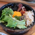 サムギョプサルと野菜 いふう - ・「炙り牛ロースの石焼きビビンバとスンドゥブセット(¥1500)」の石焼きビビンバ。