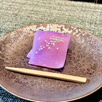 レストラン 翠葉 - いい色合いの求肥の甘味　藤原鎌足の装束の色と紋様をイメージしたそうです。