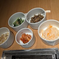 ビーフキッチン 恵比寿店 - ナムル４種盛りと白菜キムチの前菜