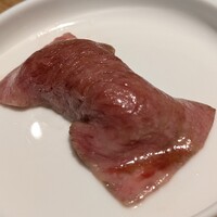ビーフキッチン 恵比寿店 - 肉寿司は和牛握り、とろける食感です。