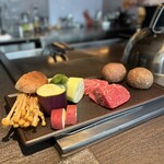 牛肉論。 - 季節の野菜、赤身、ハンバーグ