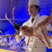 湘南沖地蟹専門店ふじ月 - まだ生きてるカニを捌く！！