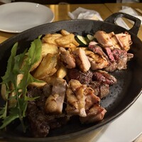 レッドフランマ - 肉料理は鶏肉と牛ロース、フレンチフライが添えられてました。