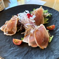 レッドフランマ - カツオを使ったサラダ