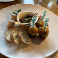 レッドフランマ - 最初は生ハムやゴマサバ等の前菜の盛り合わせから料理はスタート。