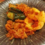 焼肉 カウズ - キムチ盛り合わせ