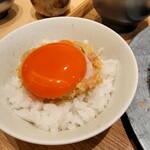覚王山とんかつ わだ福 - ご飯のおかわり無料！　生卵を乗せて好きな醤油をかけて食べれます