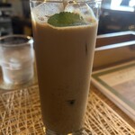 マルピニ - カルダモンやシナモン、ブラックペッパー、コーヒーをミルクでゆっくり煮出す。