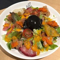 ビストロカラト - 半熟卵と鶏のフリット入り野菜の美食サラダ　￥1,650