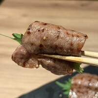 上等焼肉 ひらく - 和牛炙り寿司　ご飯が見えないくらい大きなお肉！