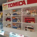 ビスキュイ - トミカのロウソクがあり、ホールケーキも充実