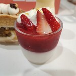 ビスキュイ - 苺と杏仁（550円）