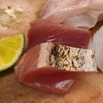 道人 - ⑦ケンケン鰹(和歌山県産)
      和歌山近海のトローリング一本釣り上り鰹
      皮は芳ばしく薫り、上り鰹なので脂は少なめ
      モチモチした食感、火入れも具合も抜群でグラデーションが美しい！