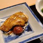 道人 - ⑭赤鯥(別称:ノドグロ、徳島県産)梅煮、梅添え
      本来四国の赤鯥は脂のりイマイチで旨みも薄いが、徳島の特殊な場所にいる個体は日本海北部の様な脂のりと旨みがある
      コレがそれ、極みの火入れでめちゃウマい