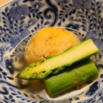 道人 - ⑫桜蝦(静岡県駿河湾産)入り飛竜頭、グリーンアスパラガス添え
      桜蝦の甘みと旨みと香りが拡がり、お出汁にも滲みており、豊かな風味を感じました
      茹でグリーンアスパラガスの甘みも◯ 