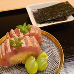 道人 - ③炭火炙り白甘鯛(愛媛県八幡浜産)棒寿し、山椒若芽載せ、空豆添え
      産卵は夏～秋、旬は冬～春
      炭火で炙った後に皮は剥いであり皮下の脂の上品な旨みを味わう、身の清らかな旨みも良いですね