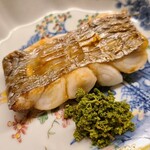 道人 - ⑧炭火焼きドラゴン太刀魚(鹿児島県産、指5本以上)、花山椒添え
      産卵は春～秋、旬は通年、特に晩冬
      6本位で脂のりも良好、軟らかくフワッとした焼き上げ、加熱で脂が活性化し旨みが増し、身も脂も蕩けます 