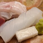 道人 - ⑥障泥烏賊(和歌山県産、朝〆)
      産卵は春～初夏、旬は初春～夏、寿命1年
      1~3日程度寝かせてねっとりした甘みのある旨みに仕立てることが多いけど、朝〆を細かく包丁を入れて、甘みとハリのある食感を両立