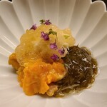 道人 - ⑪渡り蟹(正式名:蝤蛑《ガザミ》岡山県産、雌)の身と内子、新海蘊添え
      産卵は春～夏、雌蟹の旬は春～夏
      劣化が早く臭みが出易いが仄かな渡り蟹の香りを楽しめるのは道人さんだけ