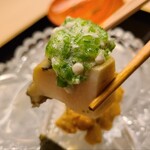 道人 - ①蒸し黒鮑(兵庫県淡路島産、雌)、刻みオクラ載せ、蒸し肝添え
      厚みのある切り付けだけどプルプルと軟らかい
      弾力を楽しむ位の蒸し具合、一口目に磯の香りが拡がり、噛む程に旨みと滋味が拡がります