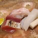 道人 - ⑤真鯛(兵庫県明石産、朝〆) ⑥障泥烏賊(和歌山県産、朝〆) ⑦ケンケン鰹(和歌山県産)