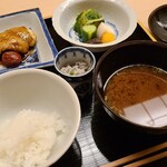 道人 - ⑬にえばな⑭赤鯥(別称:ノドグロ)梅煮、梅添え⑮赤出汁⑯お漬け物(白菜の浅漬け、浅漬け胡瓜、浅漬け蕪、奈良漬け、生唐墨)⑰実山椒&縮緬雑魚