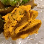 道人 - ②紫雲丹(兵庫県淡路島由良産)、削り酢橘皮振り
      雲丹を舌の上に5秒保つと体温で雲丹が溶け、仄かな磯の香り、次に上品な甘みと旨み、最後に味わいの余韻、最後まで完璧
      余韻で鮮度や状態は誰でも分かります