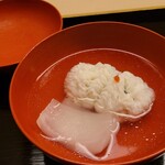 道人 - ④出汁引き鱧(兵庫県淡路島産)、新玉葱(兵庫県淡路島産)、利尻昆布(奥井海生堂蔵囲1級)&血合抜き鮪節のお出汁のお椀
      蓋を開けた瞬間に立ち登る利尻昆布の薫り
      透明感があるキレのある味わい、悶絶しました