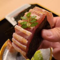道人 - ③炭火炙り白甘鯛(愛媛県八幡浜産)棒寿し、山椒若芽載せ、空豆添え
                    産卵は夏～秋、旬は冬～春
                    炭火で炙った後に皮は剥いであり皮下の脂の上品な旨みを味わう、身の清らかな旨みも良いですね