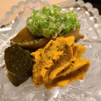 道人 - ①蒸し黒鮑(兵庫県淡路島産、雌)、刻みオクラ載せ、蒸し肝添え 
                    産卵は秋～冬、旬は初夏～夏
                    ②紫雲丹(兵庫県淡路島由良産)、削り酢橘皮振り
                    産卵は初夏～晩夏、旬は初夏～晩夏