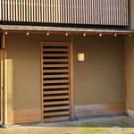 道人 - 京阪電車三条駅から徒歩10分くらいの場所にある「道人」さん
      閑静な佇まいの店構えです 