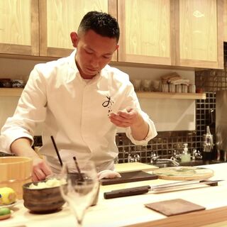 季節ごとに厳選したネタを中心に構成された『おまかせコース』