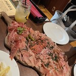 船橋ワイン食堂八十郎 - 生ハム盛り合わせ。これで2000円を切るのは嬉しいサービスでサラミも付けてくださいました毎回必ず頼んでいます。