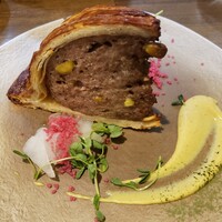 レ・ピコロ - 鹿肉とピスタチオのパイ包み焼き、マスタード