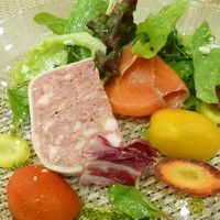 フランス料理 Fleurir - 2014.08 野菜の山の中に豚肉のテリーヌとサーモン。