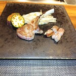 鉄板焼き ひつじの隠れ家 - ラムチョップとサツマイモ…ねっとり焼き芋を食べてる様