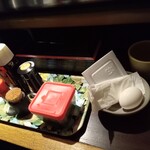 志摩 - 生卵と納豆（赤い蓋容器には漬物）