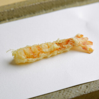 食材に合わせて油と衣を調整する自慢の「天ぷら」をご堪能あれ