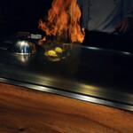 鉄板焼き ひつじの隠れ家 - 羊最中のアイスクリームをフランベしている処　店主さん親切にうつりやすように配慮してくれてます